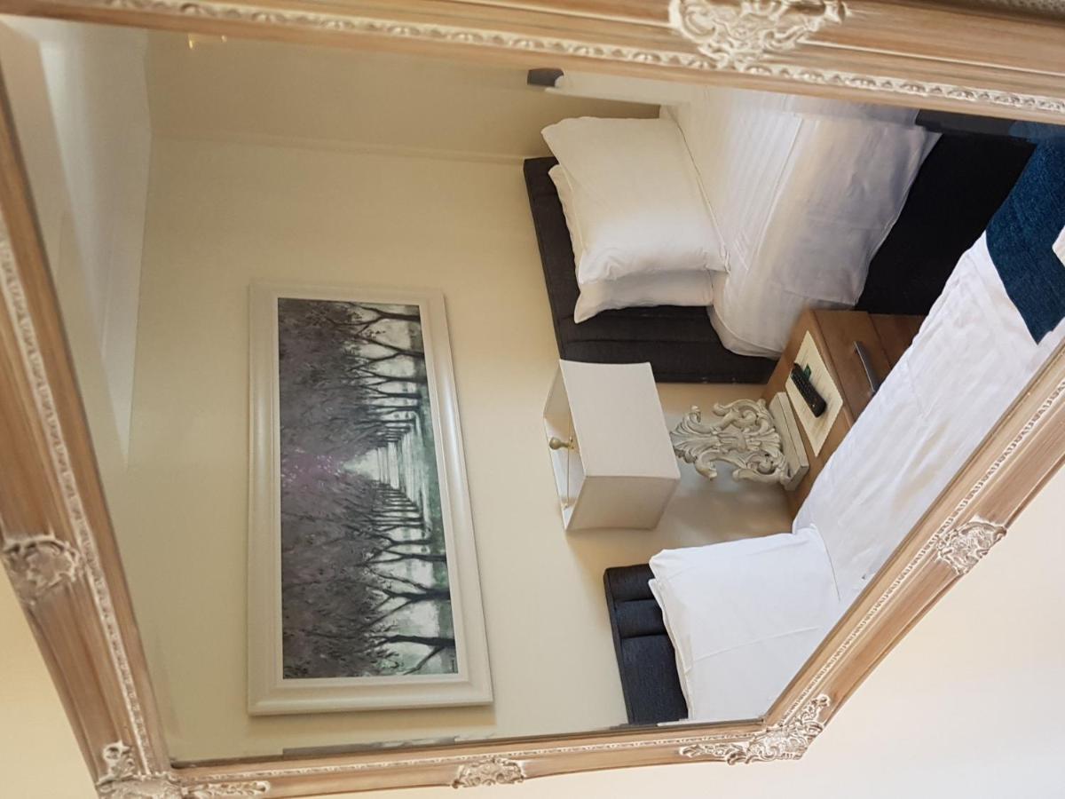 The Dog Inn Halstead  Room photo